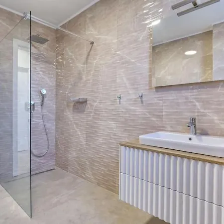 Villa Lela - Heated Pool, Sauna, Bbq, Activities