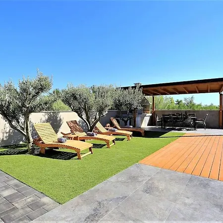 Villa Lela - Heated Pool, Sauna, Bbq, Activites