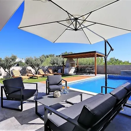 Lela - Heated Pool, Sauna, Bbq, Activities Villa