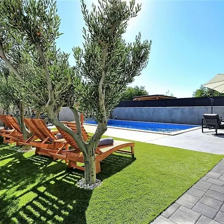 Lela - Heated Pool, Sauna, Bbq, Activites