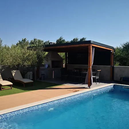 Lela - Heated Pool, Sauna, Bbq, Activities