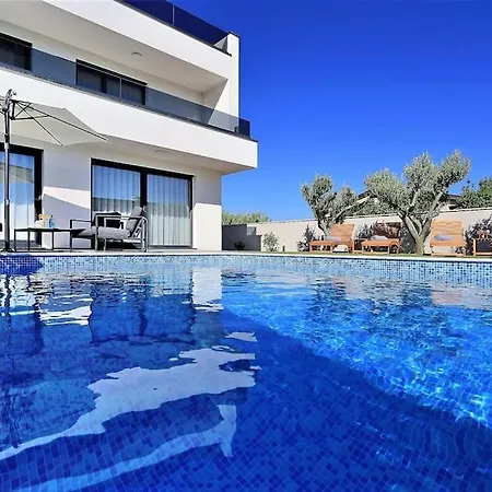 Lela - Heated Pool, Sauna, Bbq, Activities Villa