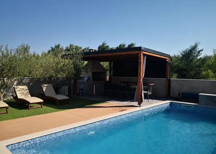 Lela - Heated Pool, Sauna, Bbq, Activities